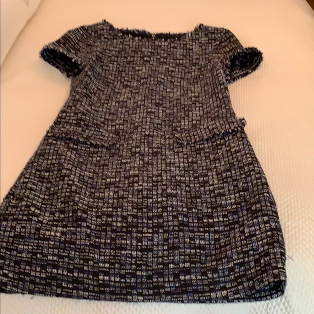 Short sleeve dress.